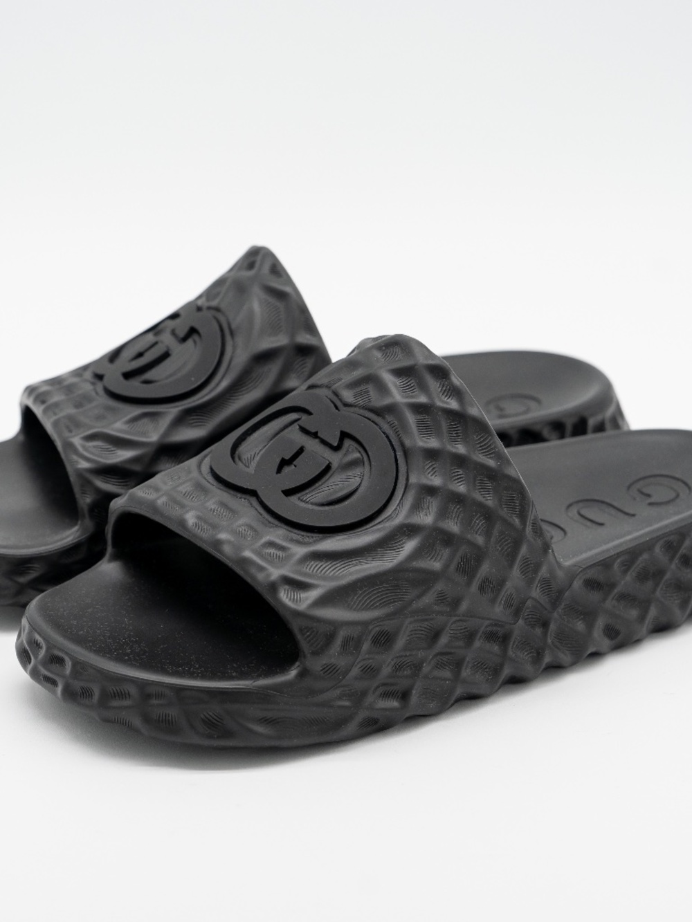 size 8G 8.5 US Gucci GG Black Slides Sandal Rubber Ripple Interlocking